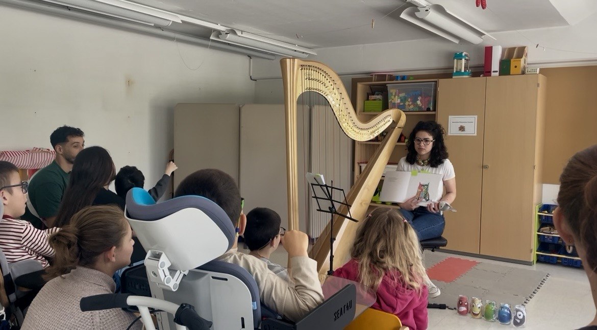 Irene Pauletto during a harp lesson